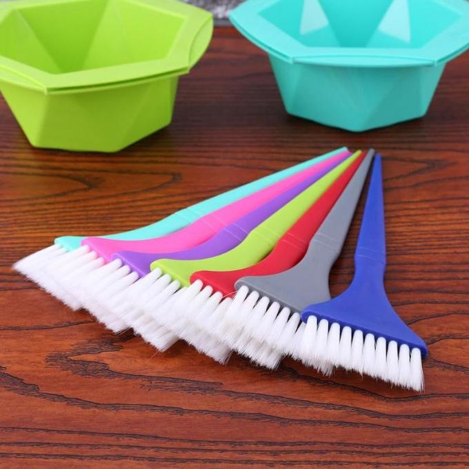 La brosse de teinture capillaire et l'ensemble colorés de cuvette ont adapté le logo aux besoins du client pour l'usage de salon de coiffure/salon